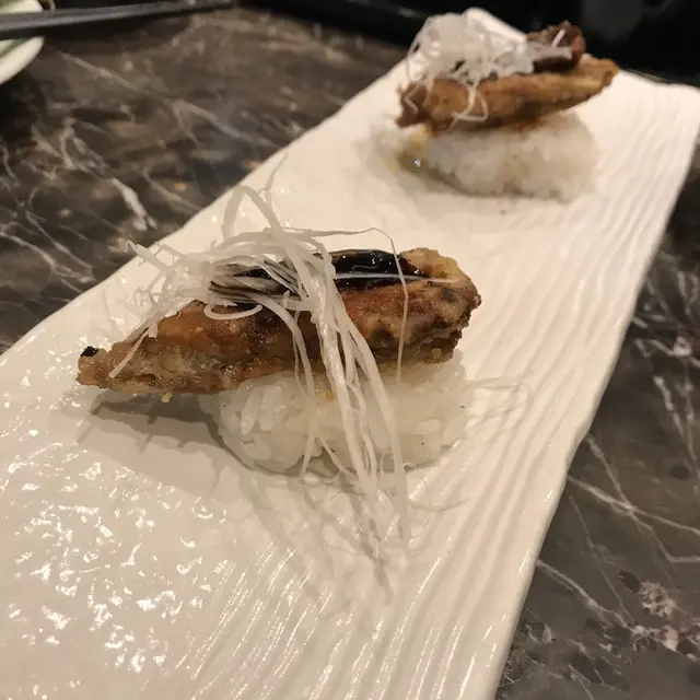 鵝肝炸過,外酥得一碰就碎,內嫩,配上洋蔥,和醬汁,十分推薦!