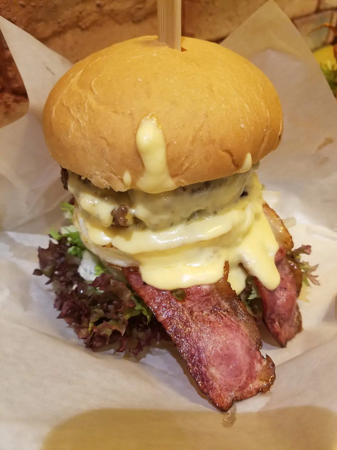 招牌珍宝汉堡 - burger bs photo in lam tin hong kong | openrice