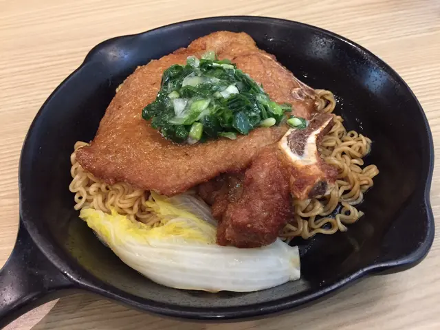 豬扒蔥油撈公仔麵