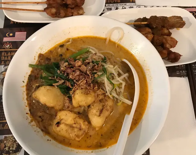 沙爹叻沙配串燒(2串豬肉+3串雞肉)