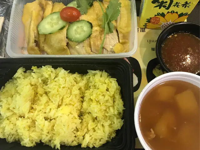 啲雞好滑又去哂骨👍🏻👍🏻醬汁好好味😋好抵食有湯有飲品