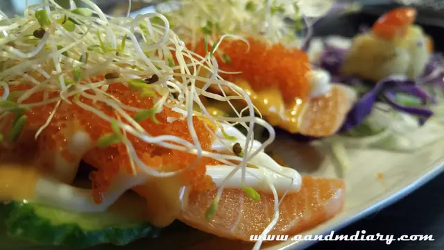 三文魚飛魚籽沙律伴花生醬