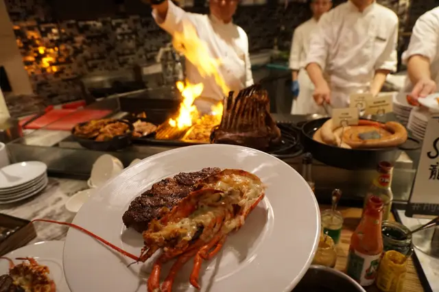 驚喜二:芝士磨菇焗龍蝦配美國肉眼