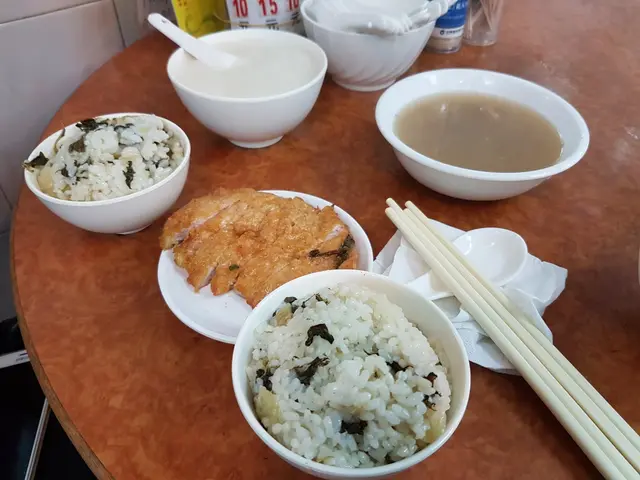 排骨菜飯，例湯