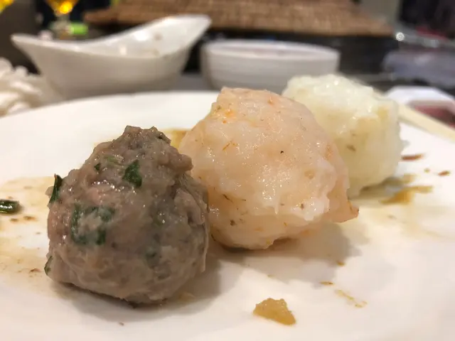 手打丸 (左)牛 (中)蝦 (右)墨魚
