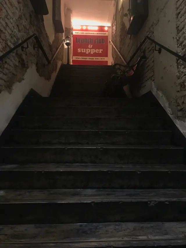 長長的樓梯卻很有情調