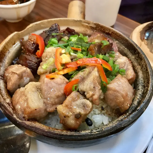 臘味排骨煲仔飯