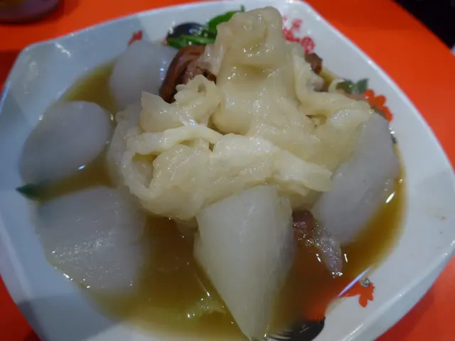 侍應將兩樣食物放埋一碗(其實係分開每樣$30)