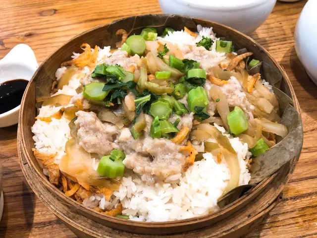 蝦籽炸菜肉餅飯