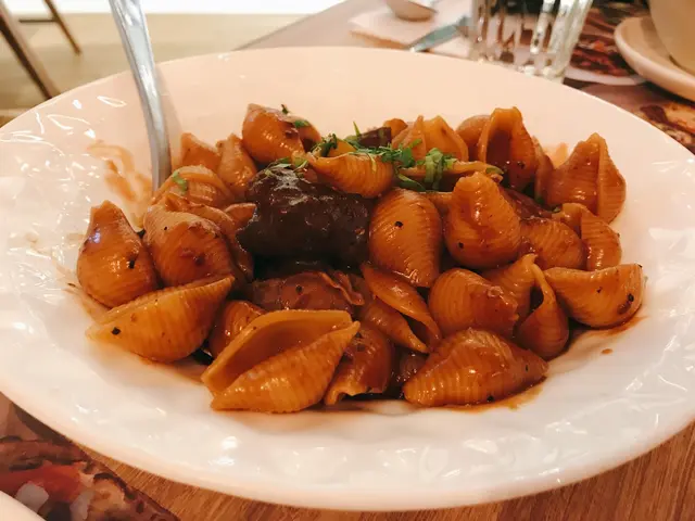 紅酒燴和牛勒肉配蜆殼粉