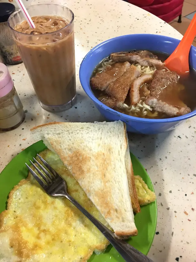 豬扒麵配炒蛋