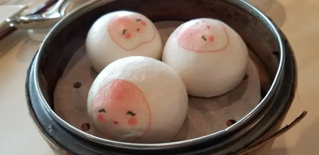 外皮上嘅公仔好kawaii呢。 流沙做得好好，唔會太甜帶有好多香嘅鹹蛋黃味。