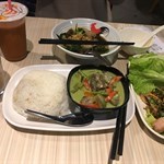 青咖哩牛腩飯 & 豬頸肉生菜包& 泰式奶茶