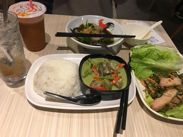 青咖哩牛腩飯 & 豬頸肉生菜包& 泰式奶茶