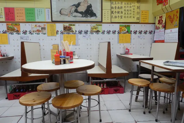 這裡設有卡位及圓枱，香港茶餐廳格局！