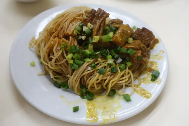 咖哩尚算香辣，牛腩肉質帶韌勁，不太討好！