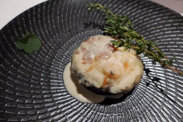 香焗大磨菇配新鮮海蝦、魷魚及巴馬臣芝士