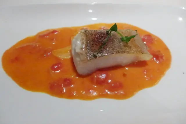 香煎比目魚配意大利青瓜、酸豆牛油檸檬汁