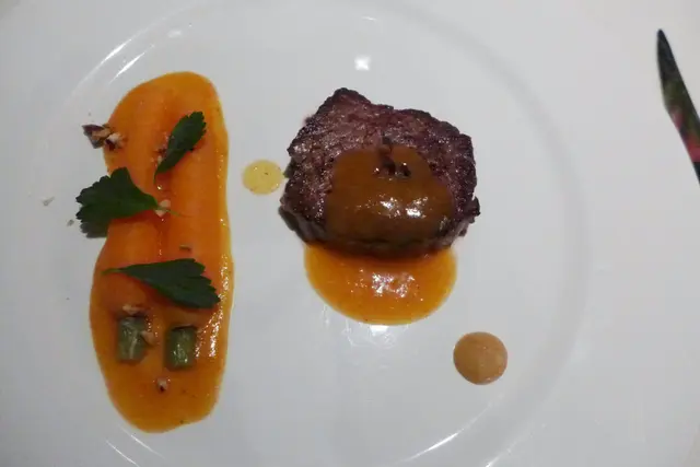 香煎法國牛柳配小紅蘿蔔及榛子、紅蘿蔔燒汁及柚子醬