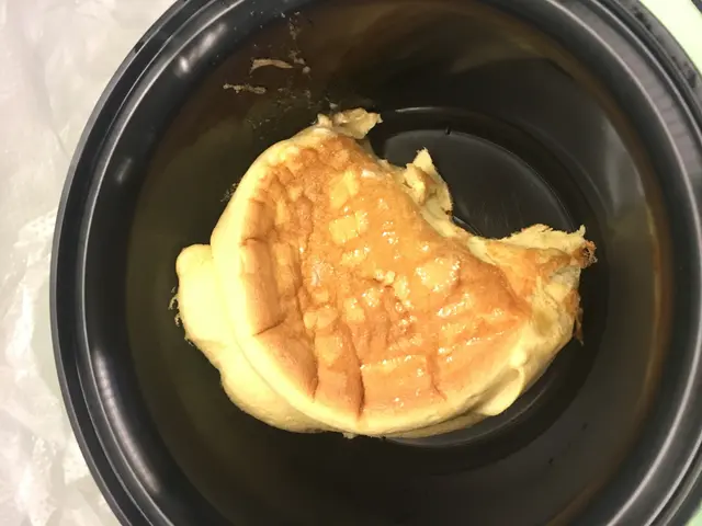 無刀剪比客,我地用手食.....
cream都無埋,成舊野係無乜味,
食到眼火爆