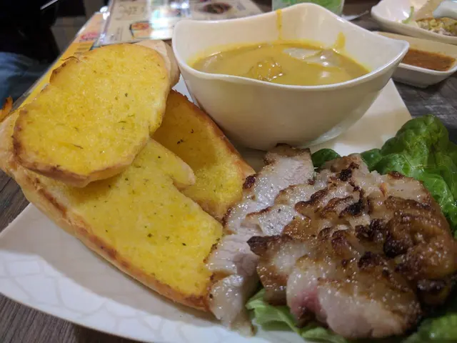 黃咖哩豬頸肉配蒜蓉包