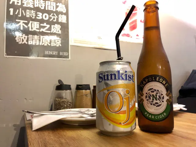 左-罐裝橙汁 ;右-啤梨汽酒