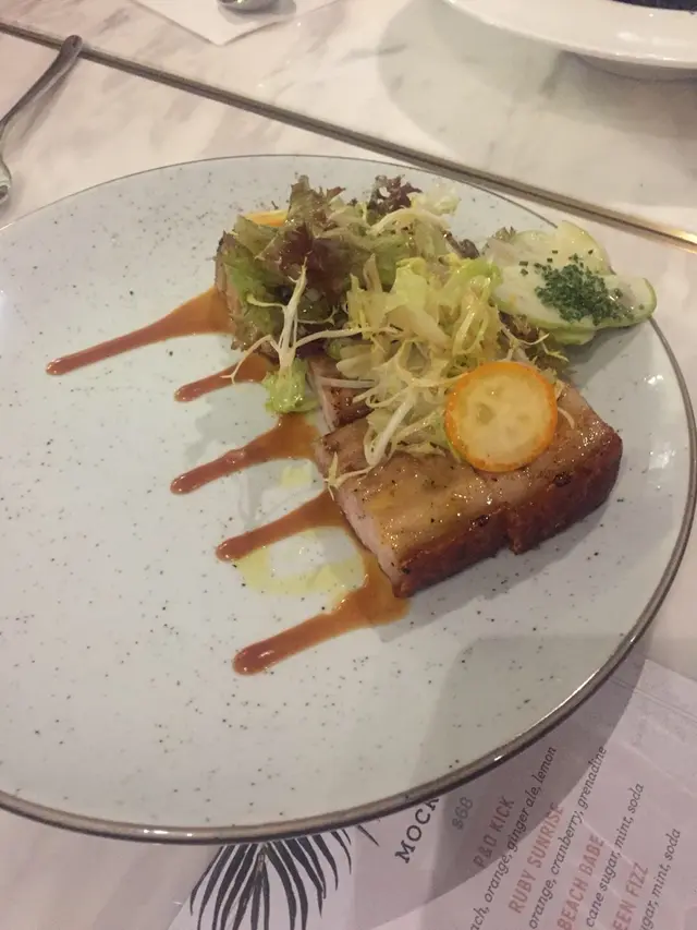 炭燒豬腩肉鹽味焦糖汁配青蘋果沙律