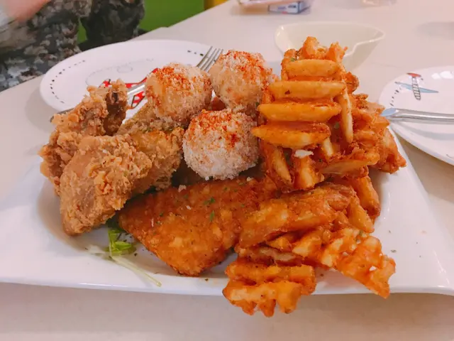 2人食，份量幾多，可惜芝士波3粒，薯餅3餅，唔夠2人平分，味道ok