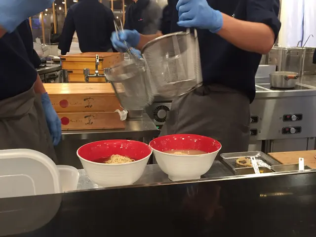 Open Kitchen 整緊麵  員工無帶口罩架