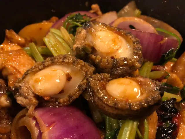 訂座敬送的招牌鮑魚麻辣雞煲,
最吸睛的當然是每人一隻的鮮鮑魚啦,
軟腍入味,又不失咬口,正!😋