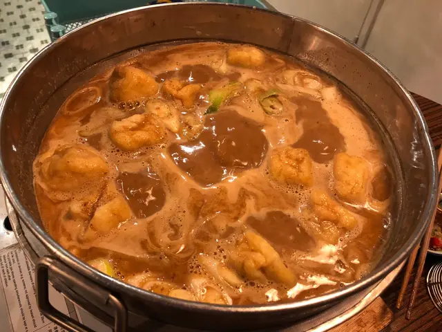 花生味香氣撲鼻,
食落好香好濃,但唔會覺得太濃稠,
質感調配得剛好,
讓每件食材都可掛湯,
而且越滾越香濃,一流!👍🏻
湯底仲加入吸湯的豆卜,好入味呀!
沙嗲迷不可錯過啊!😏