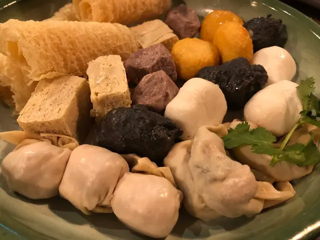 喜歡吃醬爆丸的必試龍蝦沙拉丸和醬爆魚丸,
口感和味道都相當不錯;
墨汁墨魚丸墨魚味十足;
雲吞和水餃都是自家包製的,皮薄餡靚,
炸魚皮和響鈴香脆可口,
索晒香濃的沙嗲湯十分美味。😋