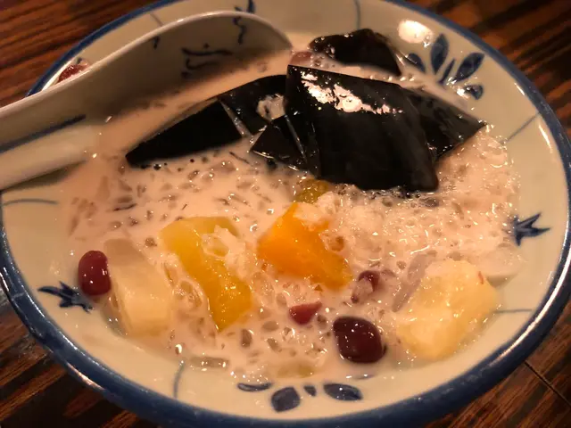 底層是刨冰,
面層堆滿滑嘟嘟的涼粉、雜果粒和紅豆,
再淋上花奶,香甜美味。