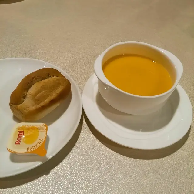 午市套餐附送餐包和南瓜湯