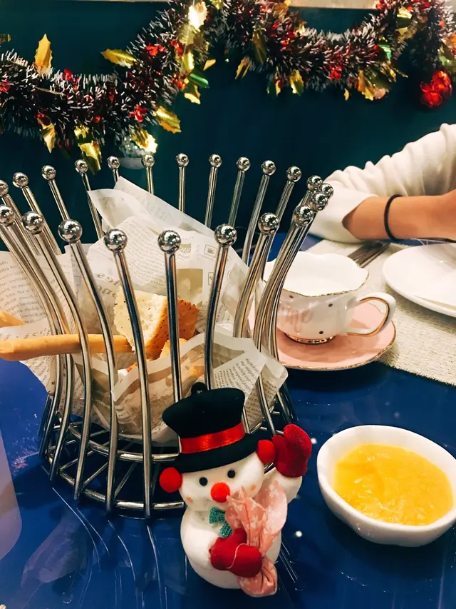 侍應先給了我倆暖暖的意式麵包，有幼身長條的，如餅乾條的口感，還有綿香鬆軟的香草麵包，蘸著橄欖油及黑醋，胃口已開☺️☺️其實特別喜愛他們自家的南瓜醬，輕盈健康🌿🌿