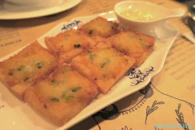 用上蝦膠同菜撈埋炸