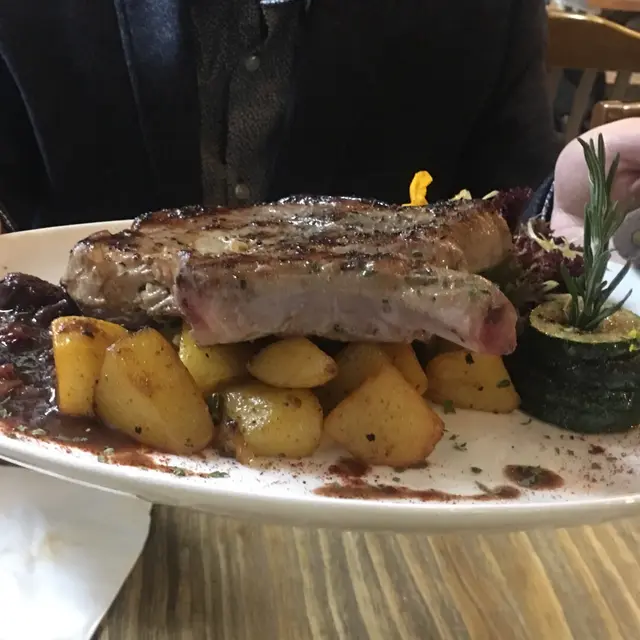 慢煮加拿大豬鞍架(8oz)配紅莓醬$198 超厚既豬鞍架酸酸甜甜令人胃口大開，1d都唔韌，口感豐富嫩滑多汁又有彈性，薯粒同瓜都好入味