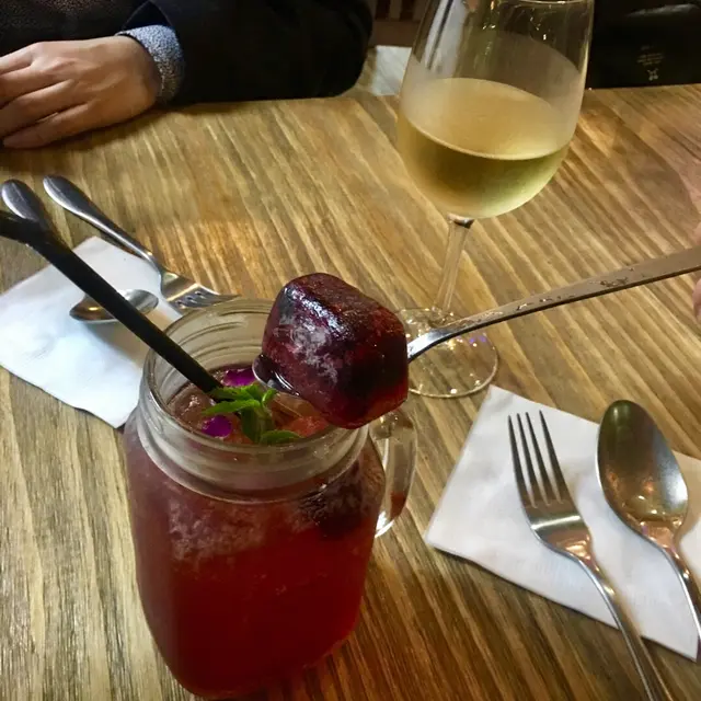 花子冰$75 非常有心機既飲品洛神花茶裡面既冰都用心製作～係用紅莓直接制成冰，酸酸甜甜好好飲又開胃