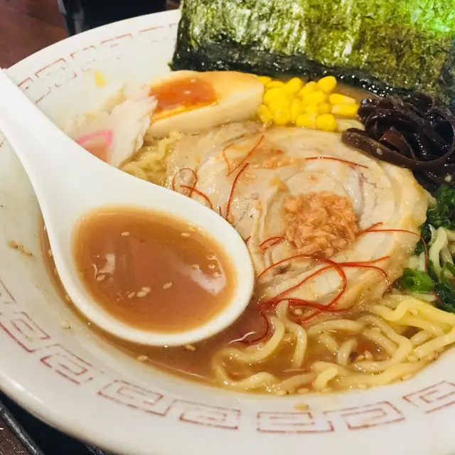 湯底是蕃茄辣汁配豚肉湯底,茄味不突出,但辣味及豚肉味卻盛,不錯喔~~