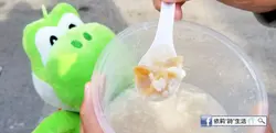花胶含有丰富胶原蛋白就系人都知，但小食店都食到就好出奇！粥底标榜无鸡粉同味精，但食落好鲜又唔腥，而且仲有好多旧鱼肚同花胶，又绵又有胶质，真材实料！
