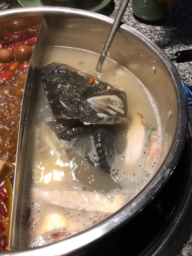 內有半個魚頭同半隻烏雞，似天麻魚頭湯，好濃藥材味，但好重味精，飲完好口喝