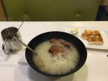 早餐：炸菜豬排米粉  加吐司