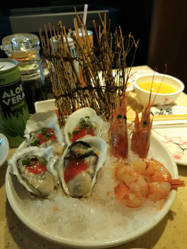 虎蝦刺身和生蠔