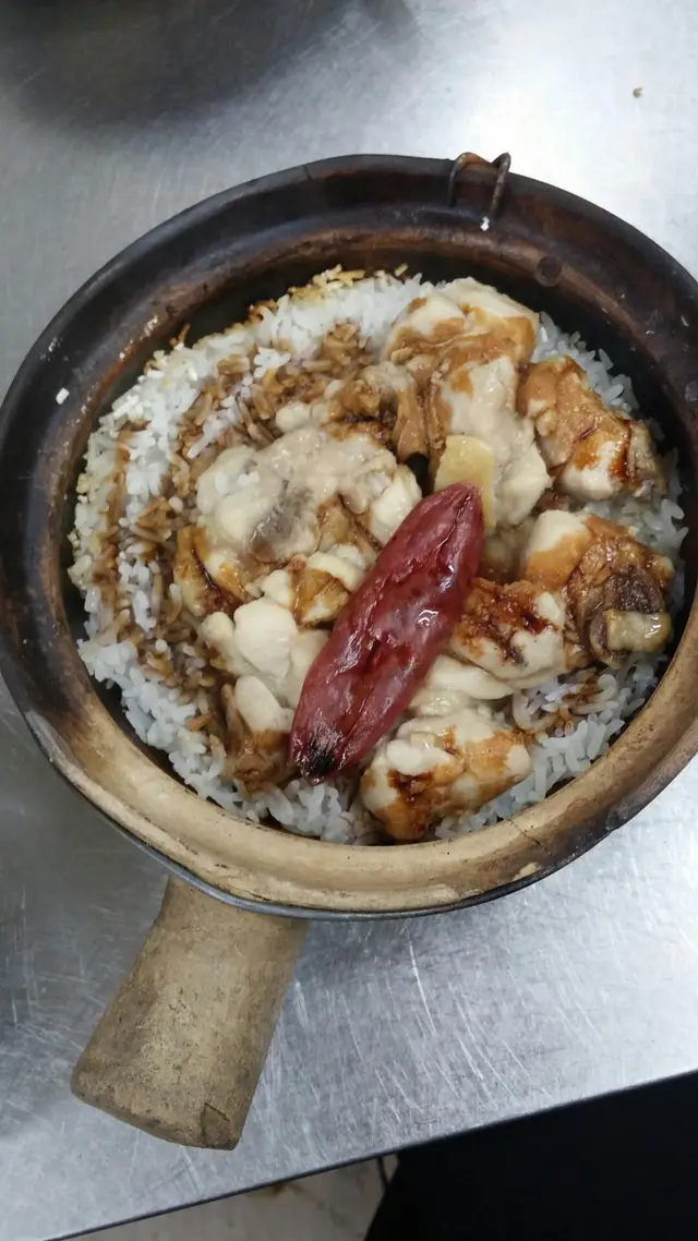 腊腸滑雞煲仔飯