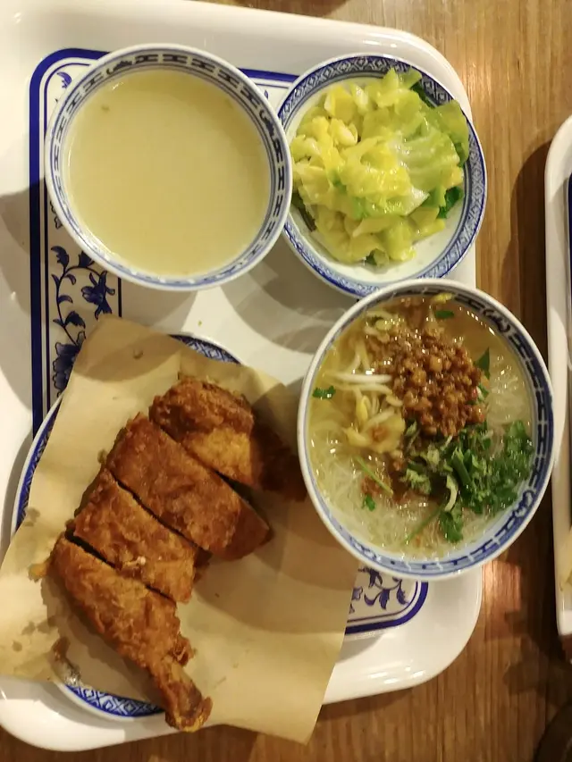 炸炸秘制大雞腿配新竹米粉