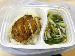 鸡扒饭有咖哩汁和卤水汁选择，是次我选择了卤水汁，但与其说是卤水汁，它反而更像一个蒜蓉汁。鸡扒外皮很薄偏干，连一般鸡皮应有的脂肪都好像流失了！鸡肉尚算嫩滑，但对鸡皮比较有高要求的我…就有点失望了。
