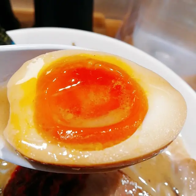 黃生蛋嚟啱啱好凝固咗,我個人認為最好食嘅溏心蛋就係咁嘅質地,而唔係流心