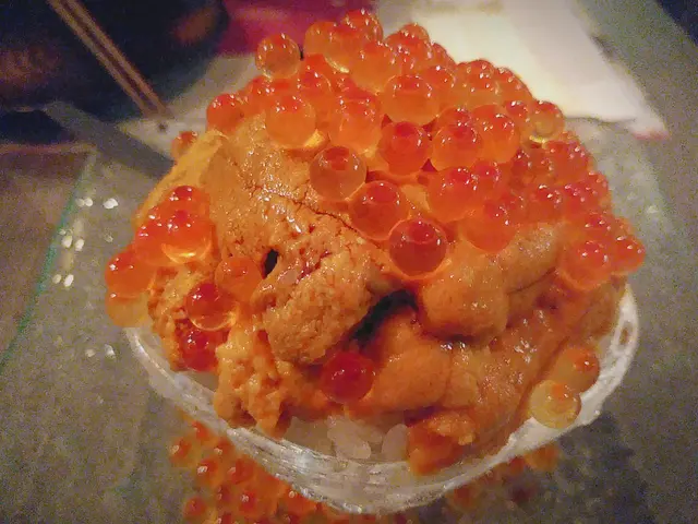 加拿大海膽鮮甜水漾 口感幼滑 入口慢慢溶化 三文魚子size大大粒脆卜卜 一咬咸香爆發 好正!