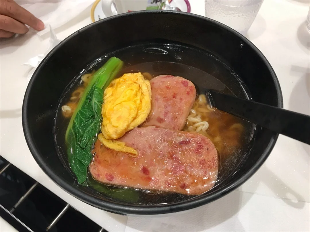 餐肉滑蛋公仔麵 $ 37