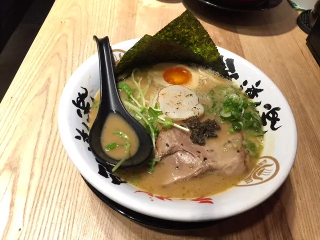 黑松露醬油豚骨拉麵 